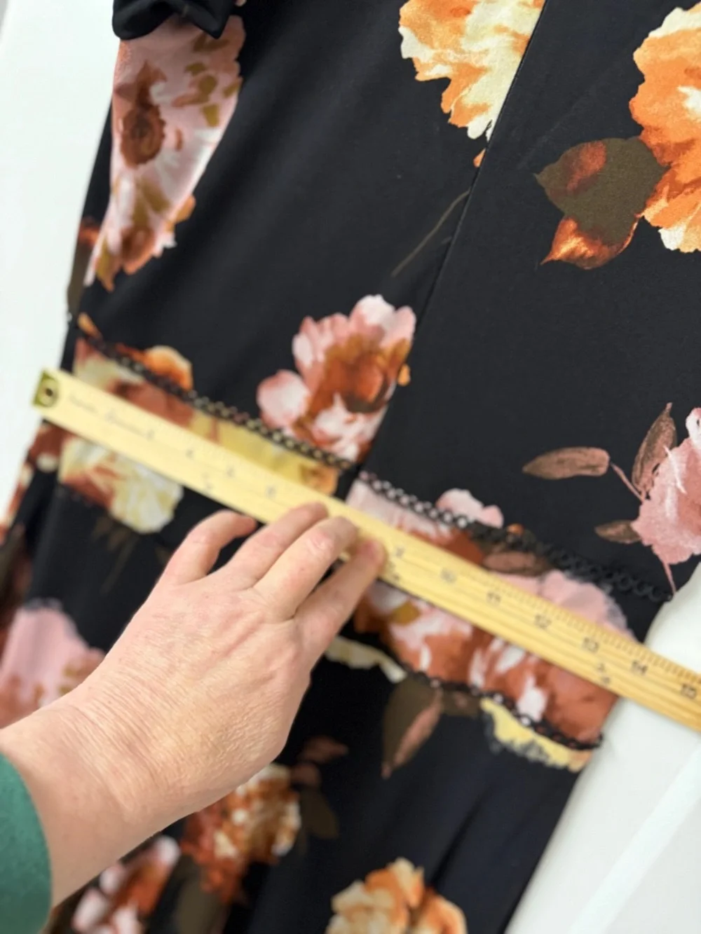 Taylor Dark Floral Jersey Midi Dress New with Tags Crochet Trim Size 2 Romantic - Picture 9 of 11